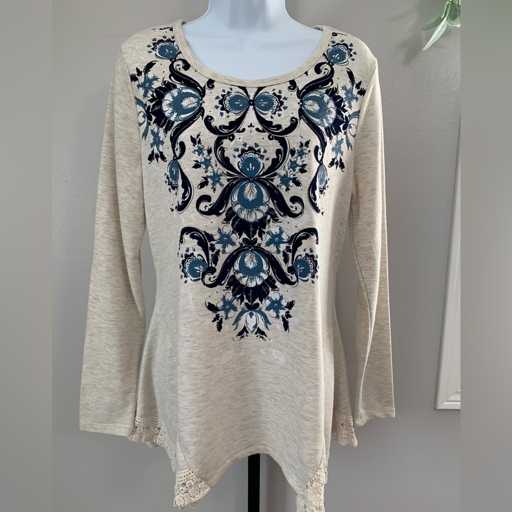 Cato Est. 1946 Cream and Gray Heather Top with Blue Graphic and Lace Accents